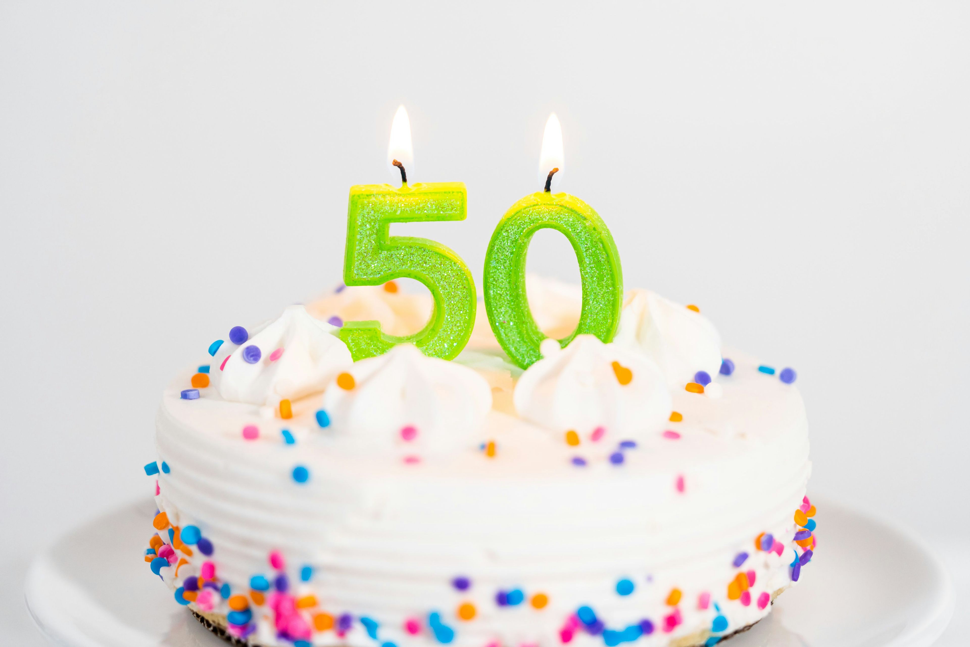 Ein Kuchen mit der Kerze 50